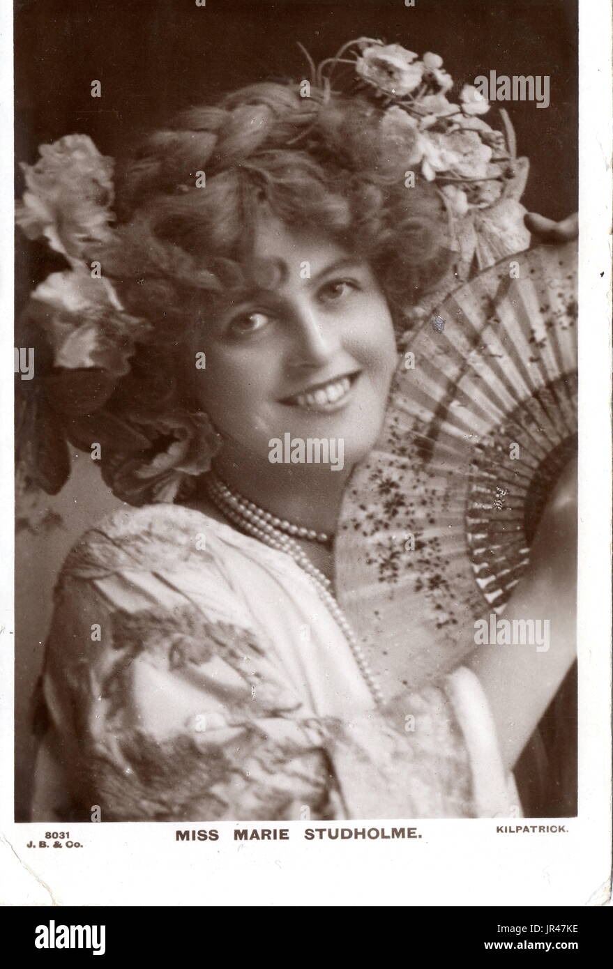 Mlle Marie Studholme, Edwardian actrice (10 septembre 1872 - 10 mars 1930), né comme Caroline Maria Lupton ou Marion Lupton, une actrice et chanteuse connue pour son soutien à l'occasion et avec des rôles dans des comédies musicales de l'époque victorienne et édouardienne. Ses caractéristiques attrayantes fait d'elle l'un des plus populaires de son époque beautés carte postale. Banque D'Images