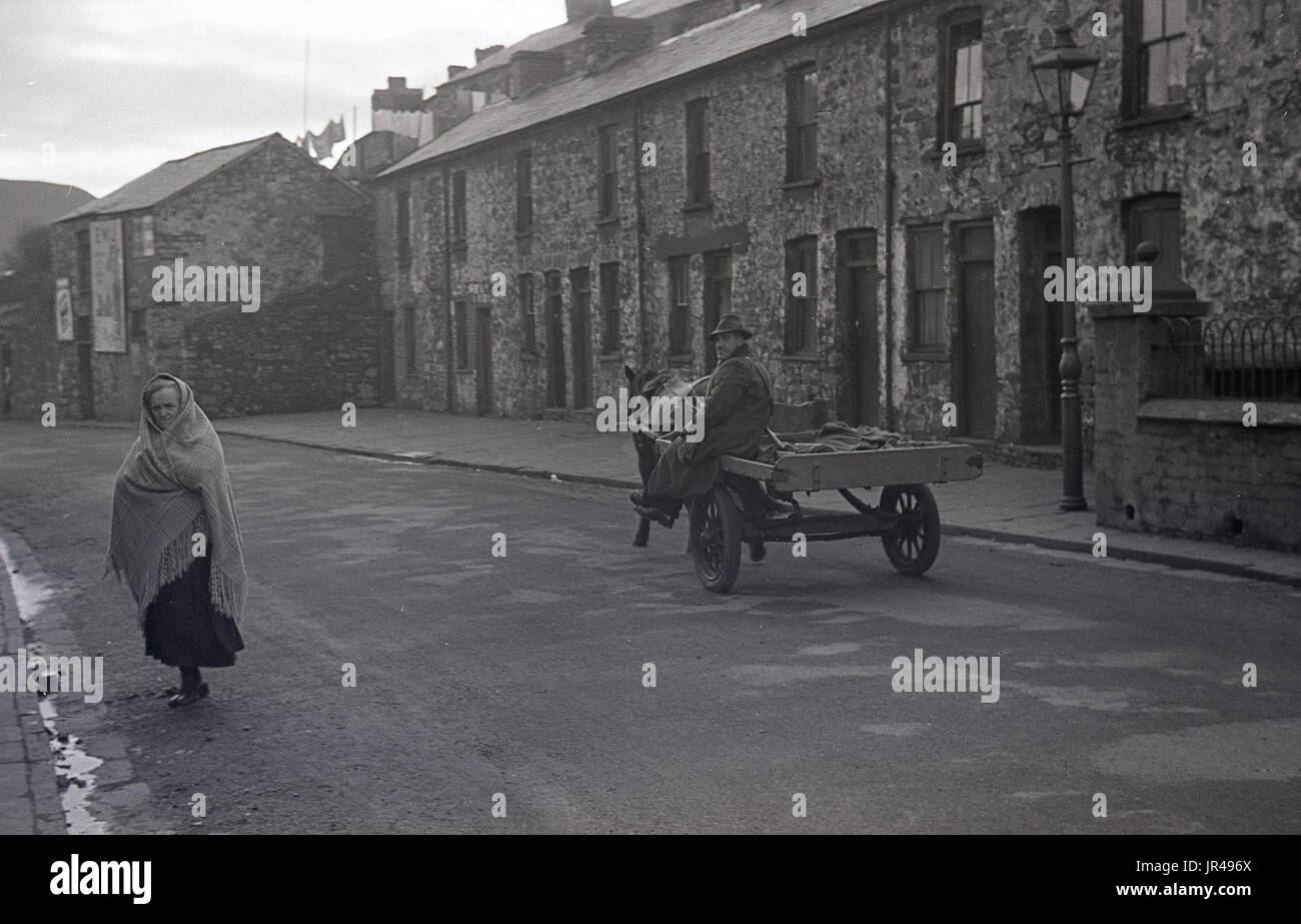 1940, historiques, l'homme sur poney et panier dans un quartier calme de la rue vide de petites maisons mitoyennes de style victorien à Merthyr Tydfil, Galles du Sud. Il serait la vente de coques qu'il avait tirés de la plage locale porte à porte. Banque D'Images