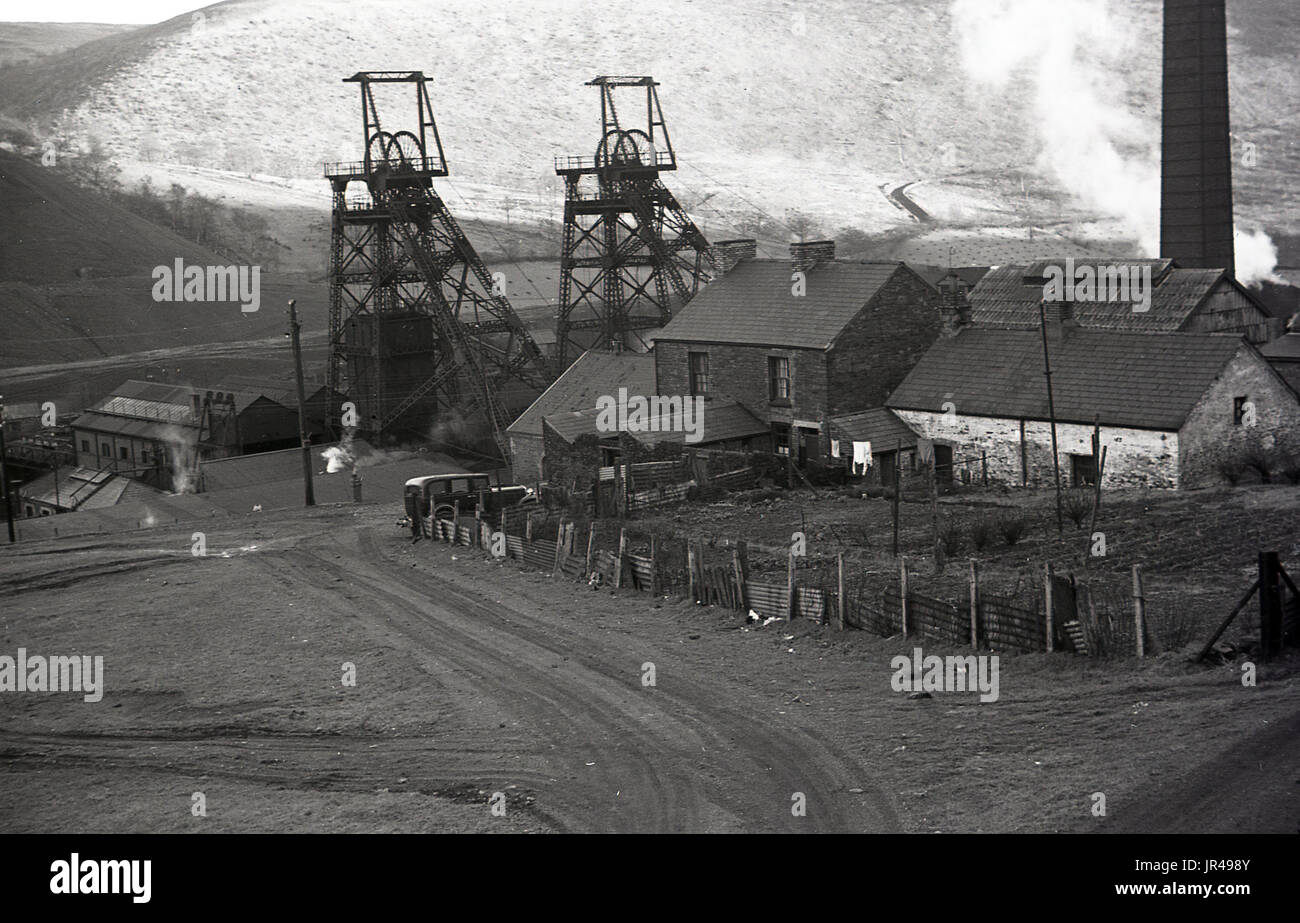 1940, historique, photo de au-dessus du sol d'une mine de charbon de près de Dowlais, Merthyr Tydfil, South Wales, UK montrant les deux tours d'enroulement en acier ou headframes. Une fois que cette mine a fourni le charbon pour les forges locales. Banque D'Images