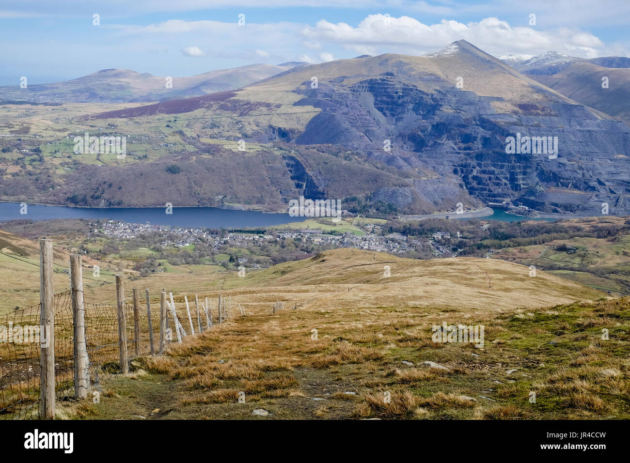 Voir à partir de la MOEL Eilio Dinorwig à Llanberis vallée avec station d'énergie hydroélectrique dans la vieille ardoise sur Elidir Fawr mountain. Llanberis Wales UK Banque D'Images