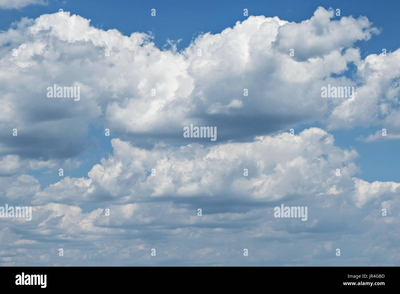 Ciel bleu avec des nuages de fond Banque D'Images