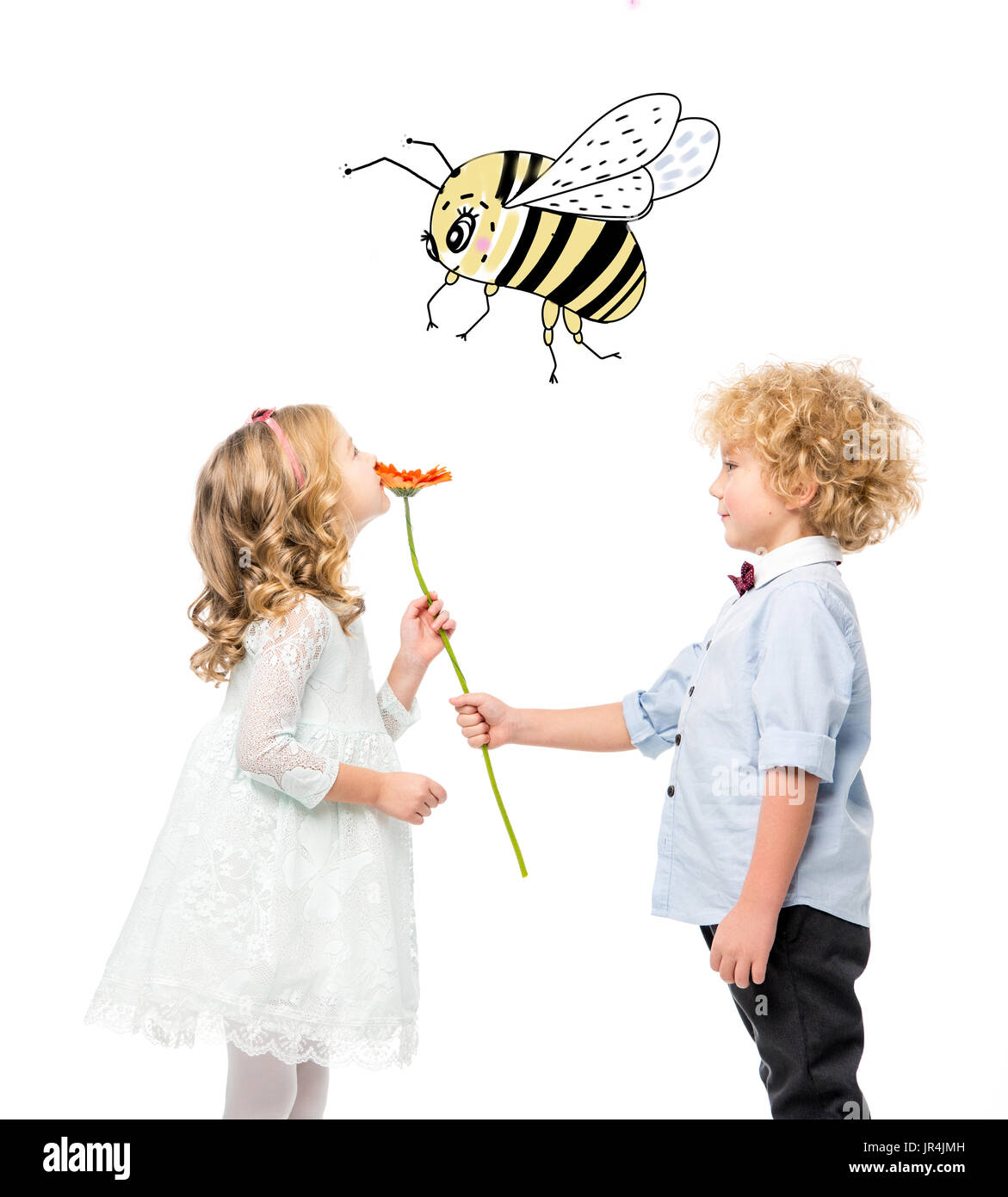 Les enfants avec des fleurs et des abeilles Banque D'Images