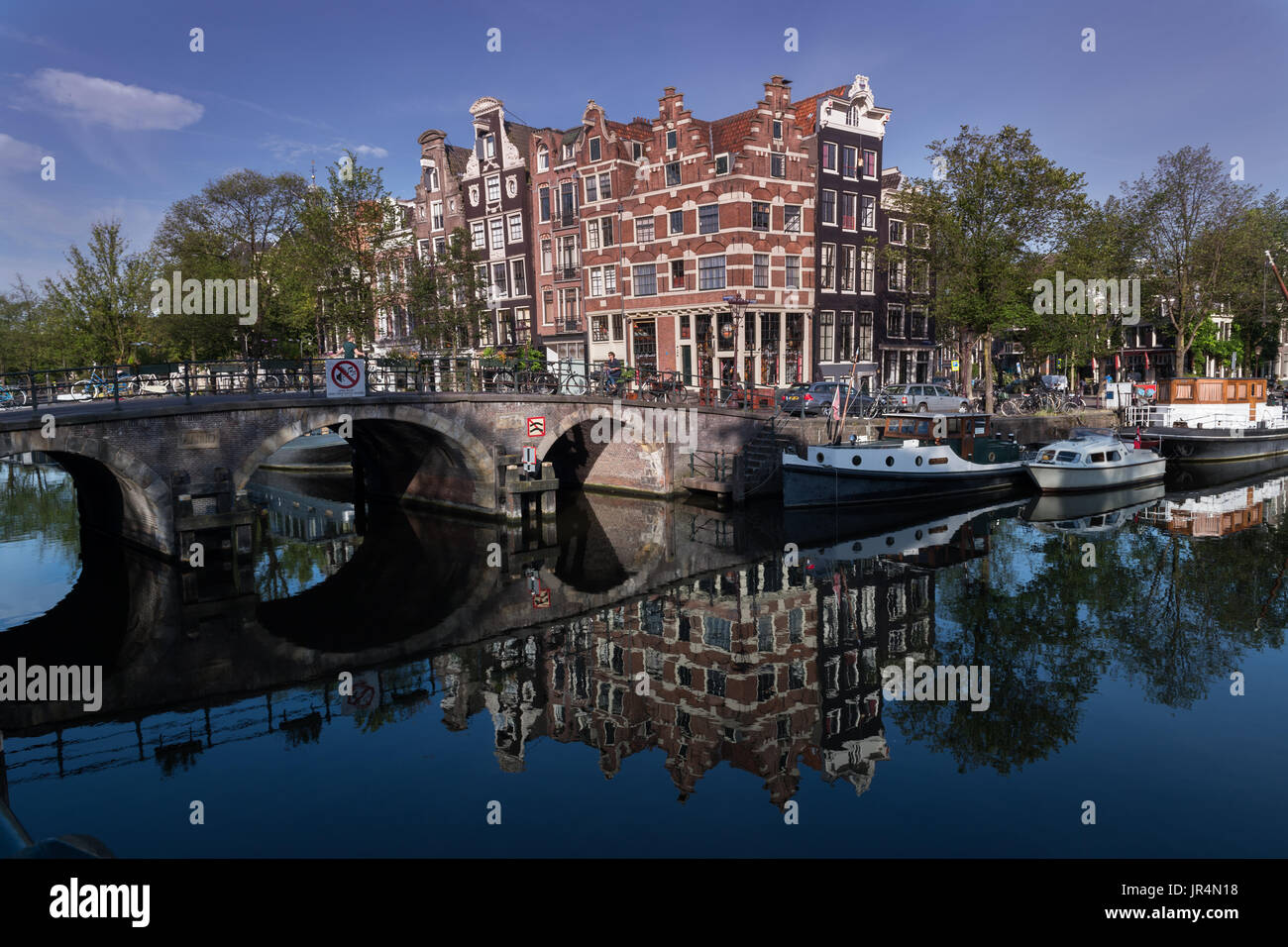 Maisons de travers et réflexions tôt le matin, la lumière du canal à Brouwersgracht, Amsterdam, Pays-Bas Banque D'Images