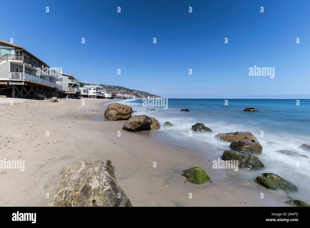 Maisons de l'océan avec le flou de mouvement de l'eau à la plage de Malibu, en Californie. Banque D'Images