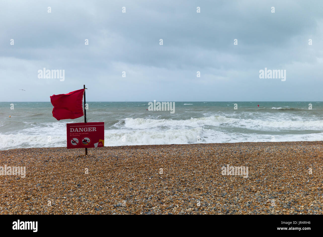 Un indicateur d'alerte rouge sur la plage de Brighton Banque D'Images