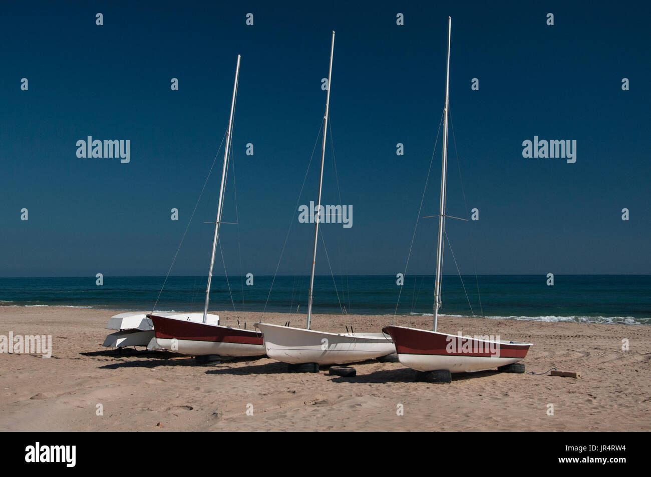 Trois bateaux à voile à la plage de Costa Dorada, Espagne Banque D'Images