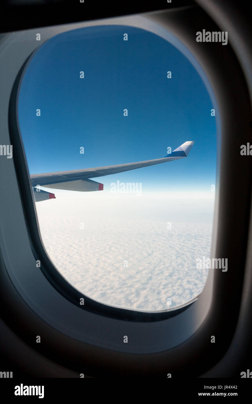 Winglet d'un avion Airbus A330-300 de la compagnie China Airlines CI-917 en vol, vu à travers la fenêtre, contre le ciel bleu, l'avion de Taiwan à Hong Kong Banque D'Images