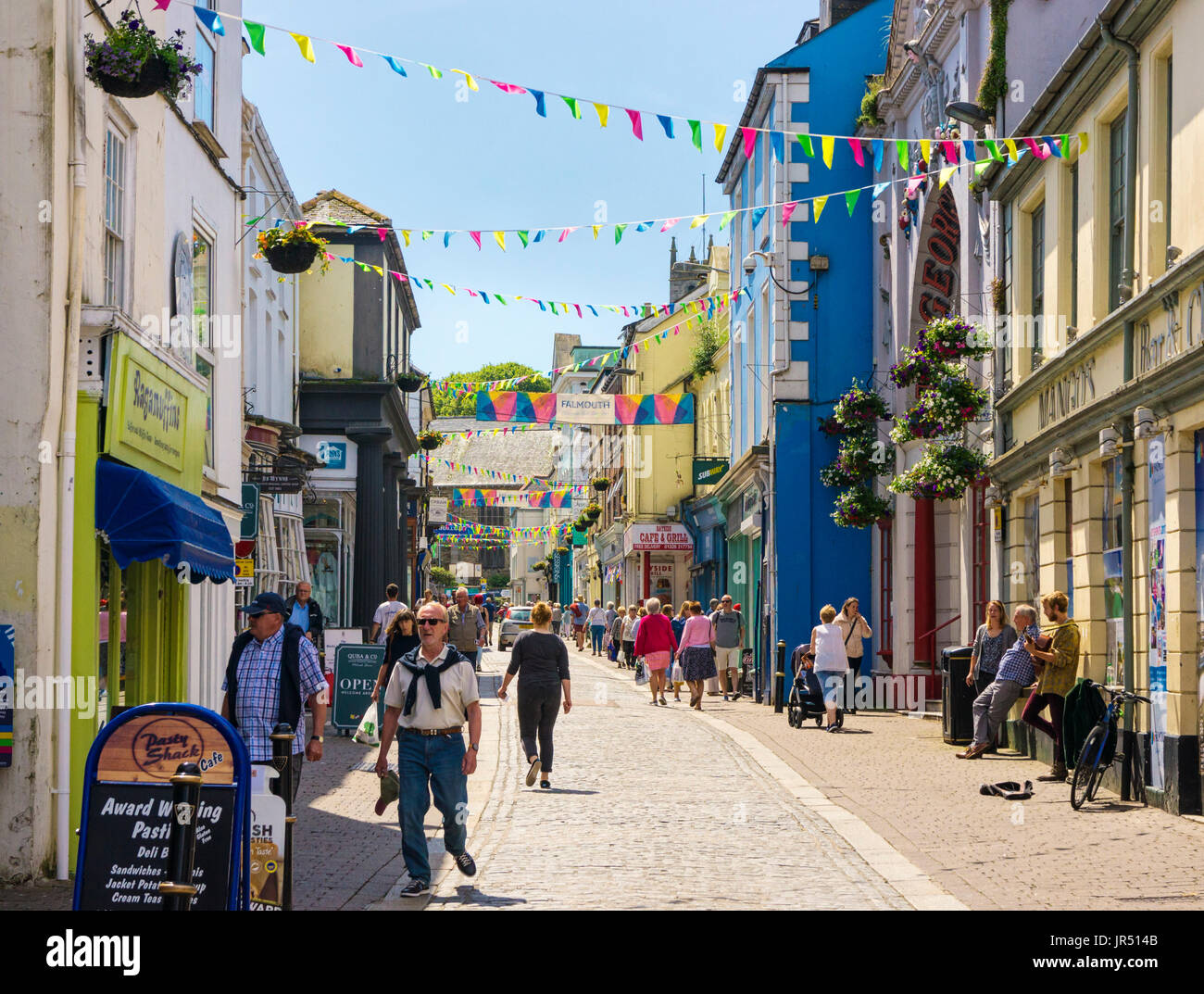 High Street UK - centre-ville de Falmouth avec des gens faisant du shopping en été, Cornwall, Westcountry Banque D'Images