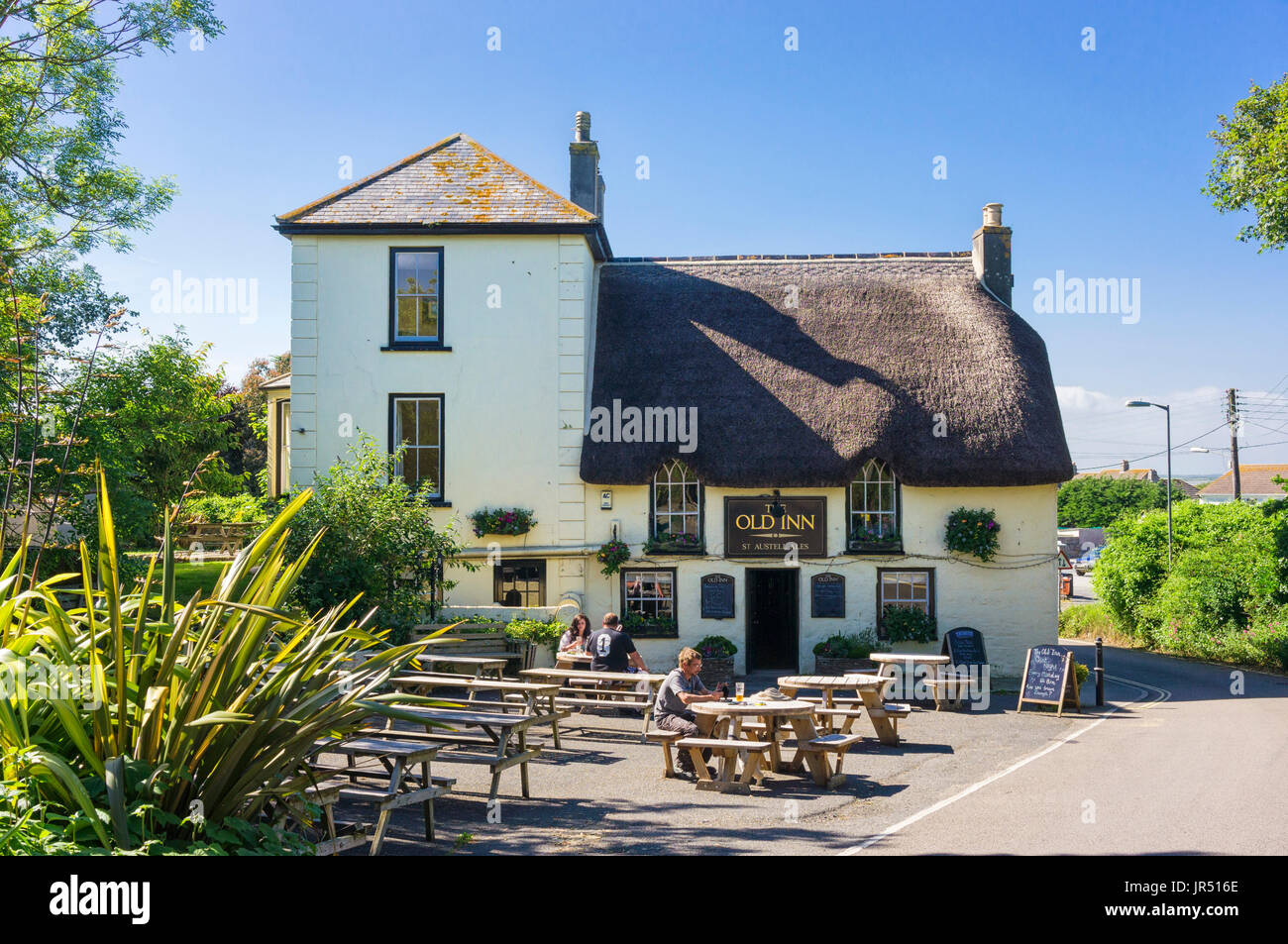 Vieux village pub à meneau village, Cornwall, England, England, UK en été avec jardin à bière Banque D'Images