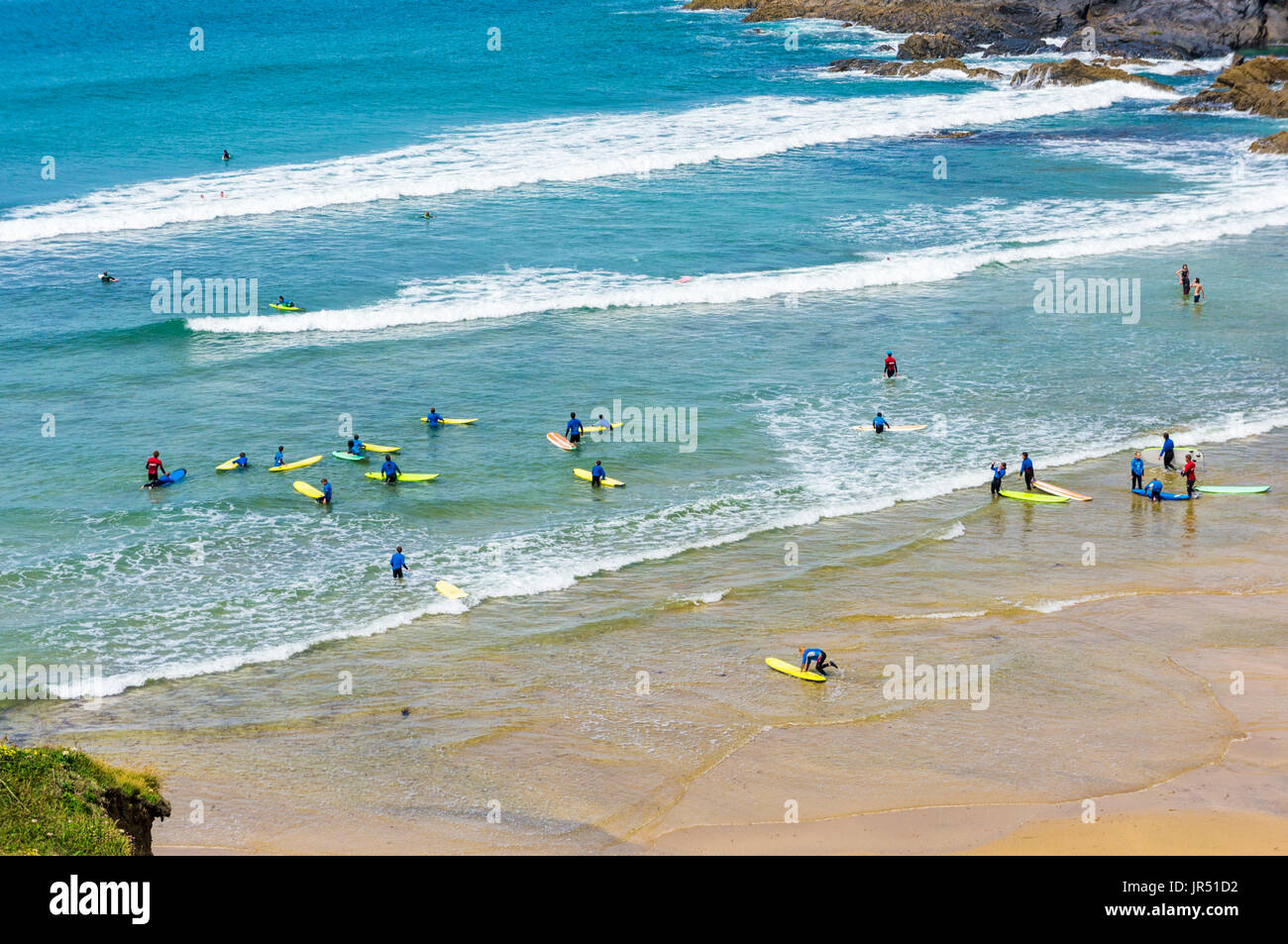 L'école de surf à Poldhu Cove Beach, péninsule du Lézard, Cornwall, UK Banque D'Images