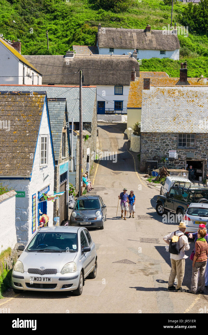 Les touristes dans la rue dans village Cadgwith, Cornwall, UK en été Banque D'Images