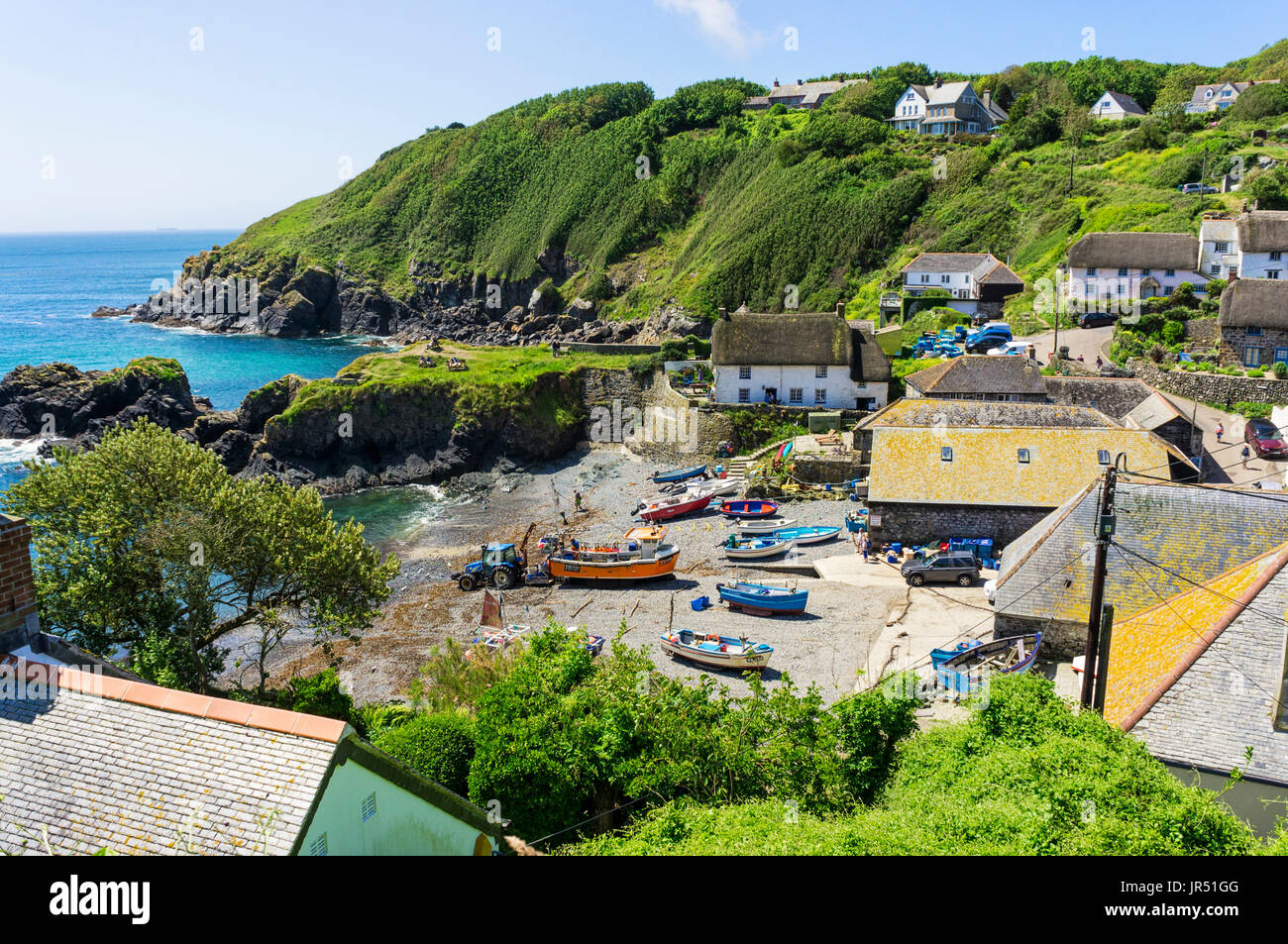 Cadgwith Cove village de pêcheurs, Péninsule du Lézard, Cornwall, UK en été Banque D'Images