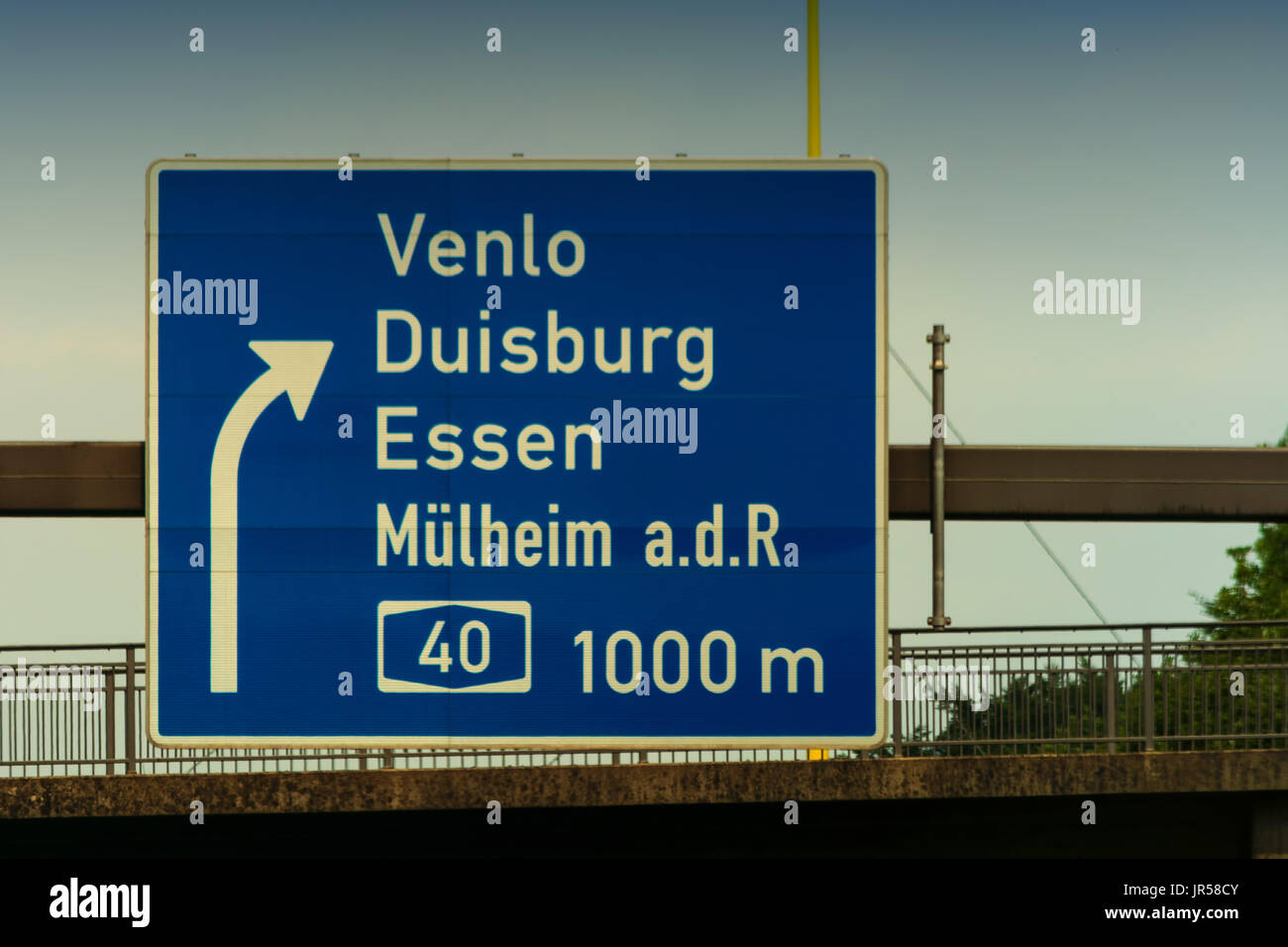 Panneau routier, les signe sur l'autoroute A 3, Venlo, Duisburg, Essen, Muelheim an der Ruhr, Oberhausen, Arnhem et croisement Ka Banque D'Images