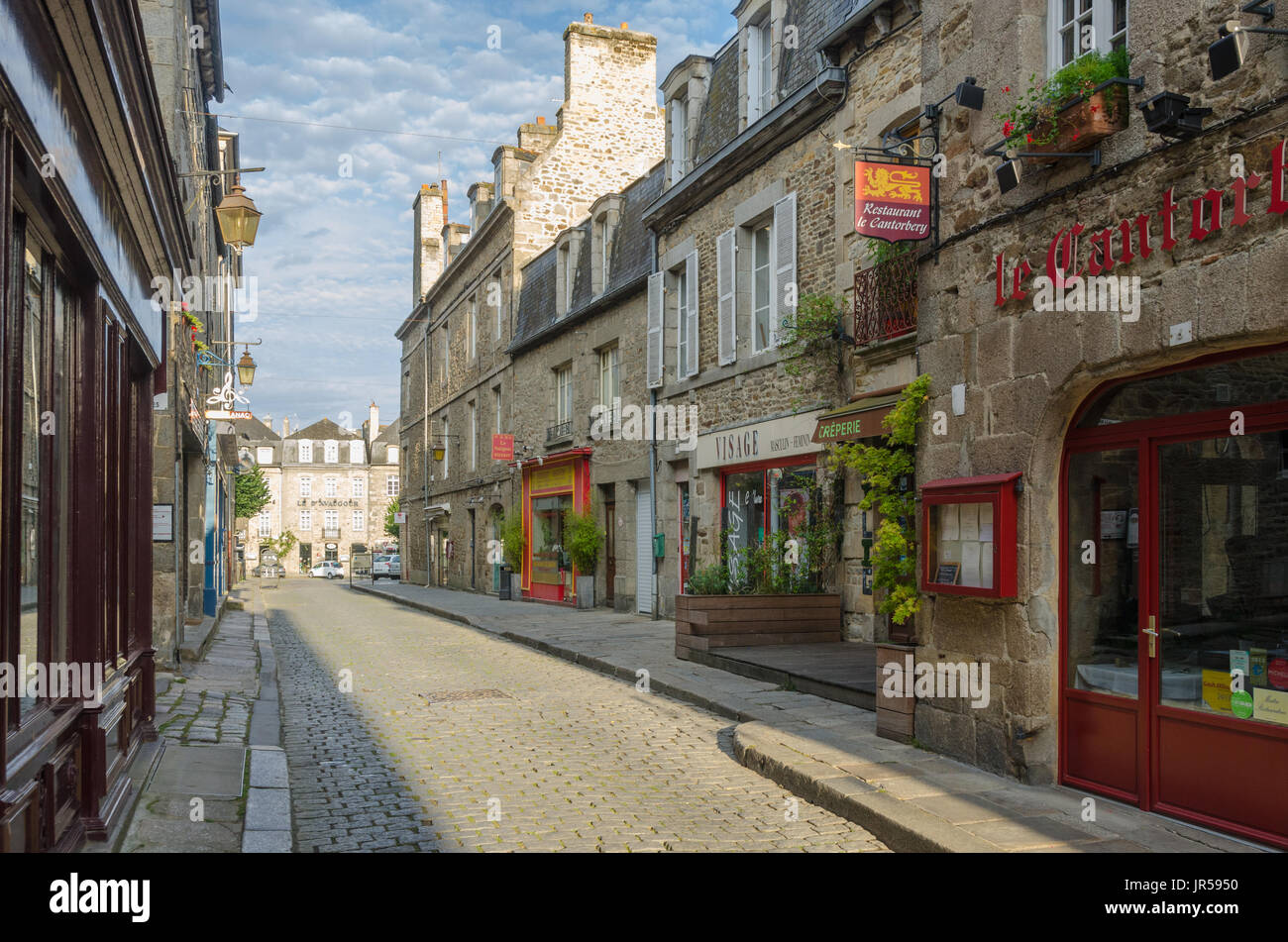 Dans les rues pavées de la ville historique de Dinan dans les cotes d'Armor, Bretagne, France Banque D'Images