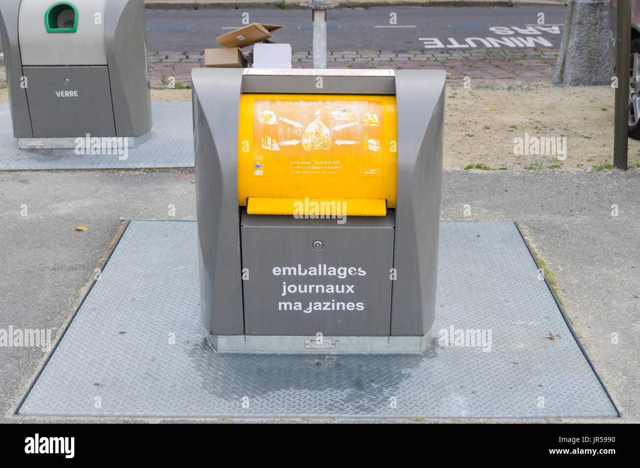 Bac de recyclage pour les papiers, journaux et magazines dans la ville historique de Dinan dans les cotes d'Armor, Bretagne, France Banque D'Images