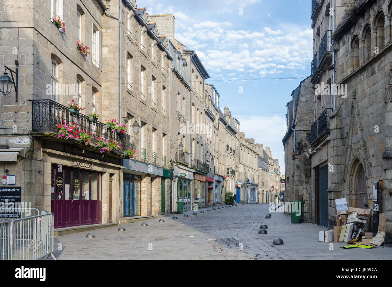 Dans les rues pavées de la ville historique de Dinan dans les cotes d'Armor, Bretagne, France Banque D'Images