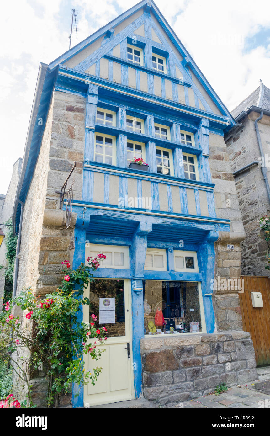 Dans les rues pavées de la ville historique de Dinan dans les cotes d'Armor, Bretagne, France Banque D'Images