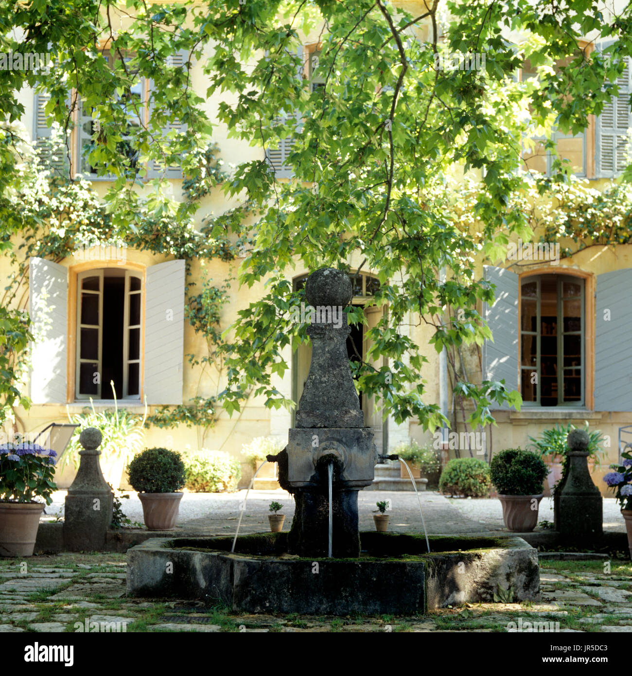 Fontaine à eau dans un jardin arrière Banque D'Images