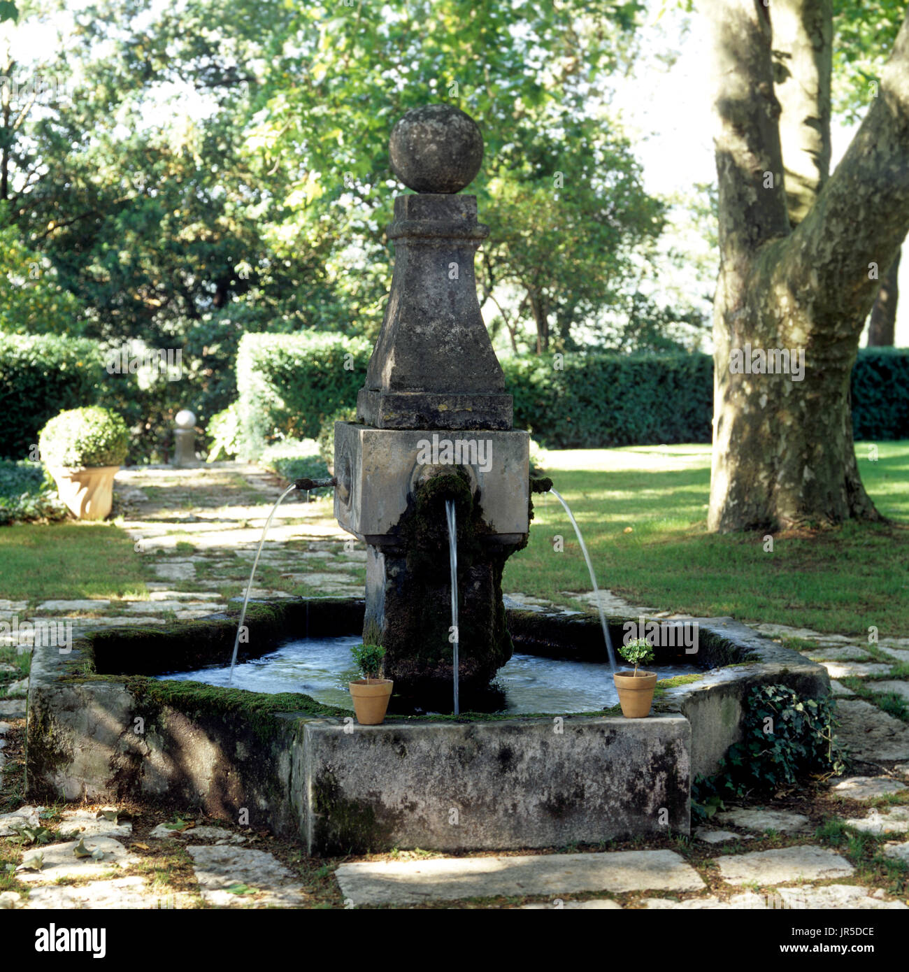 Fontaine à eau dans un jardin arrière Banque D'Images