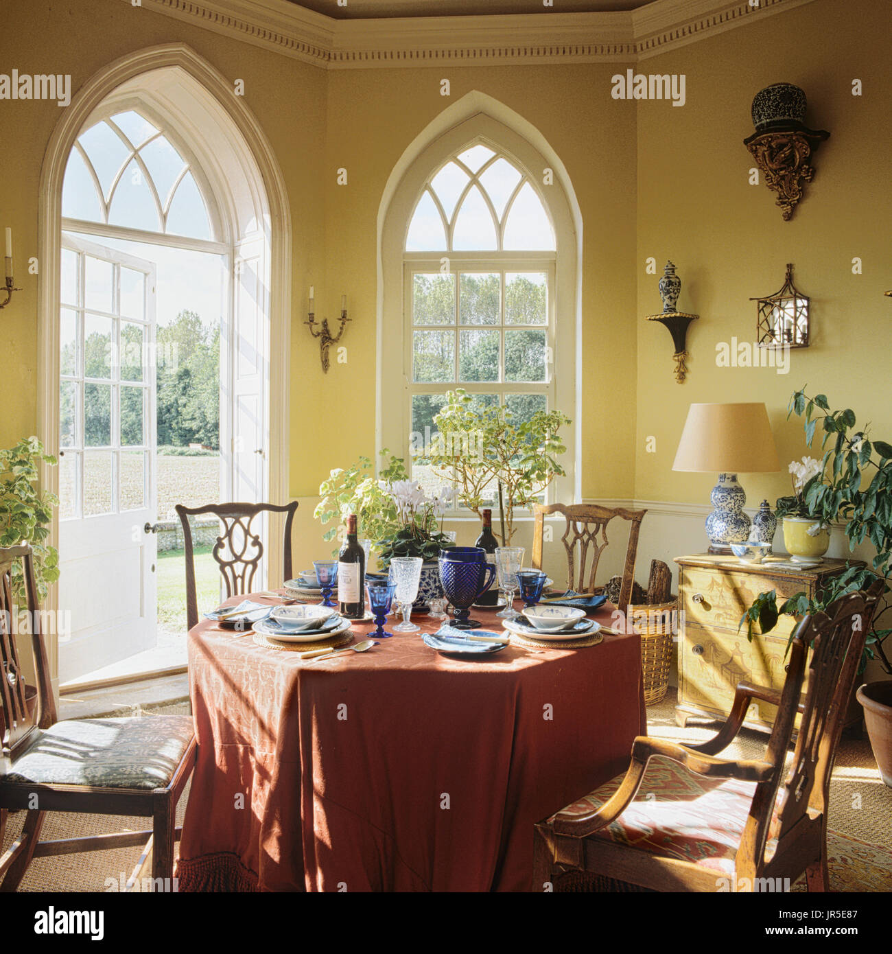 Salle à manger avec fenêtres de style gothique Banque D'Images