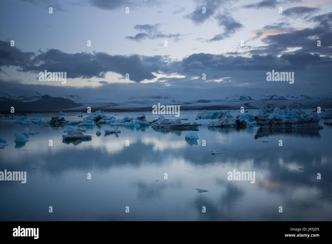 Islande - Bleu brillant des blocs de glace dans le glacier lagon à minuit Banque D'Images