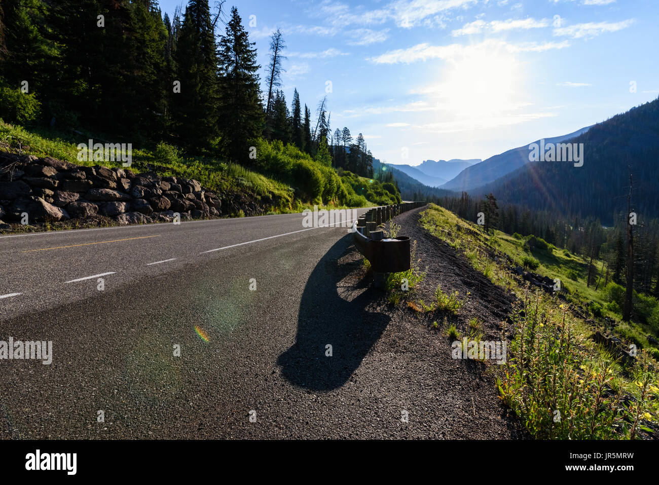 Route de montagne vue. matin montagnes brumeuses. soleil. Le parc national de Yellowstone. Banque D'Images