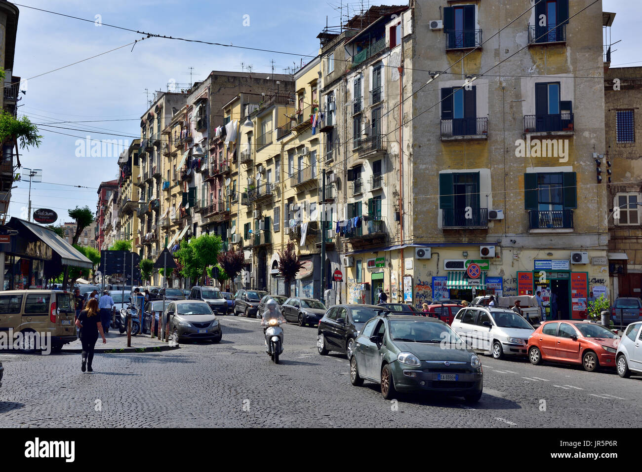Les bâtiments, rues, appartements dans le centre de Naples, Italie. Scène de rue typique. Banque D'Images