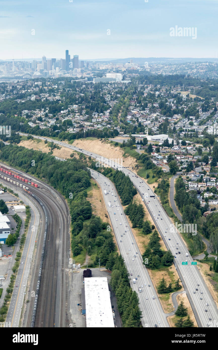 Vue aérienne de la circulation sur autoroute I-5 à côté de Boeing Field, Seattle, Washington State, USA Banque D'Images