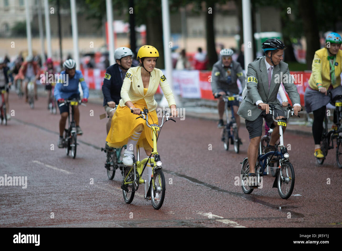 3 juin 2017 Le centre commercial London UK le début de la course du championnat du monde de Brompton race autour du parc une femme en robe jaune Banque D'Images
