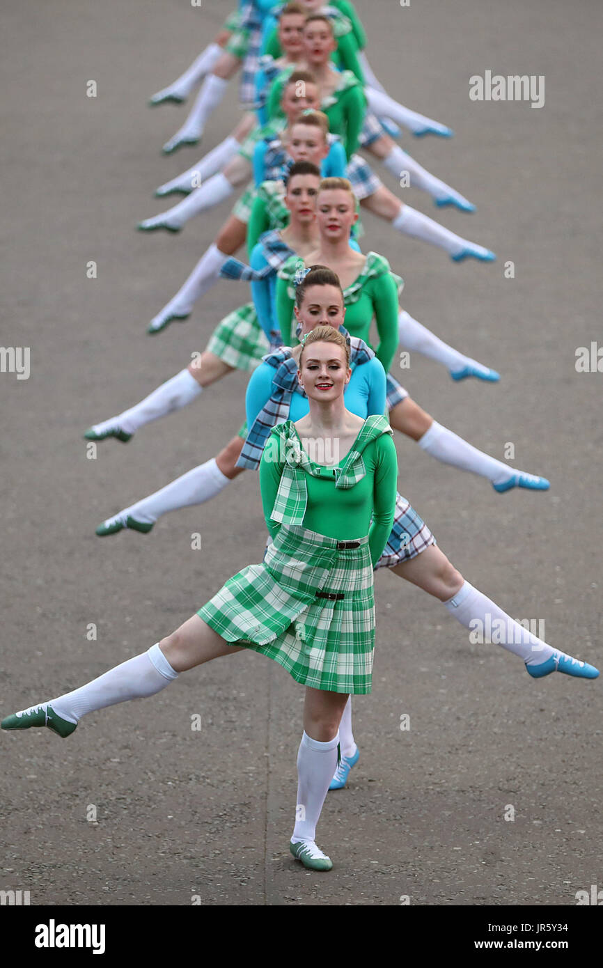 La Tattoo Dance Company au cours de la Royal Edinburgh Military Tattoo preview soirée au château d'Édimbourg. Banque D'Images