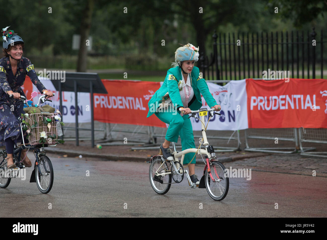3 juin 2017 Le centre commercial London UK le début de la course du championnat du monde de Brompton race autour du parc une femme tous les habiller sur son vélo Banque D'Images