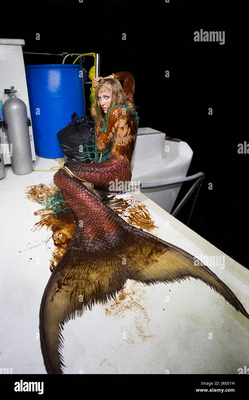 Mermaid on deck of boat couvertes d'huile. Banque D'Images