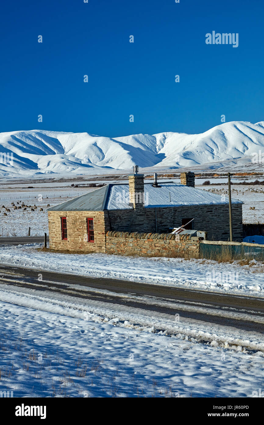Cottage en pierre historique et de l'Ida en hiver, gamme Hills Creek, Maniototo, Central Otago, île du Sud, Nouvelle-Zélande Banque D'Images