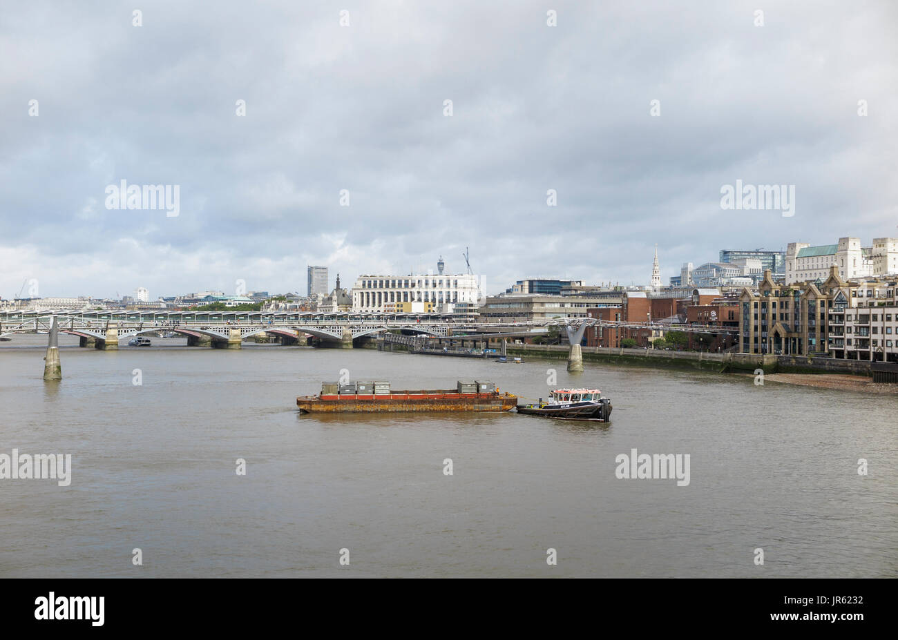 Vue panoramique de Londres l'énergie Riverside Cory Récupérer remorqueur tirant péniche avec les contenants de déchets sur la Tamise en tant qu'autoroute verte, London, UK Banque D'Images