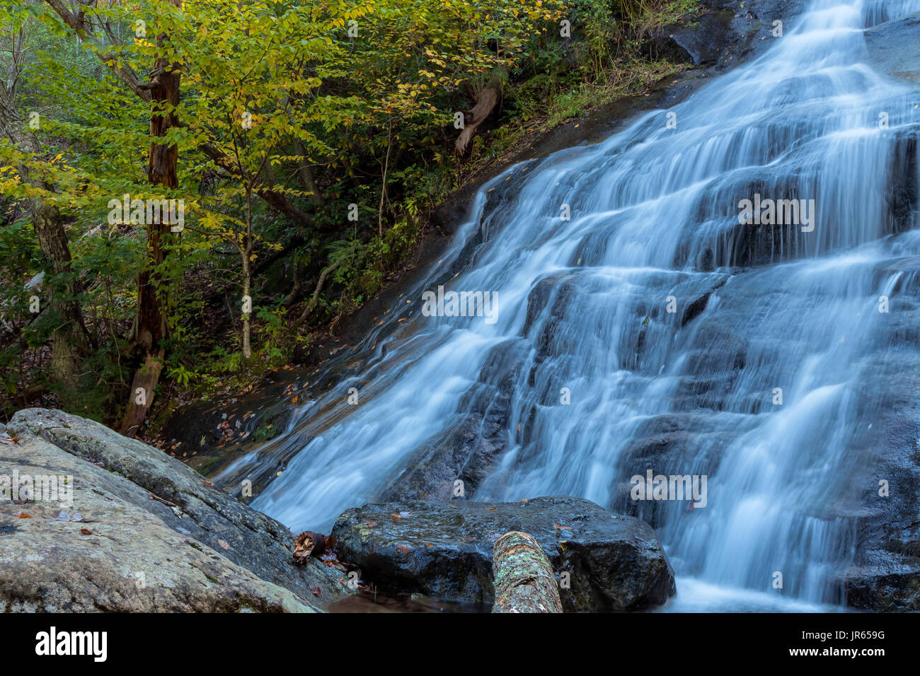 L'automne à Crabtree Falls en Virginie, États-Unis. Banque D'Images