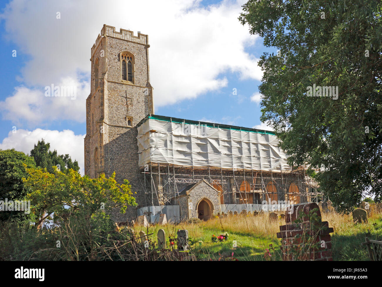 Une vue de l'église paroissiale de SS Pierre et Paul d'échafaudages et couvrant en cours de restauration à pierrage, Norfolk, Angleterre, Royaume-Uni. Banque D'Images