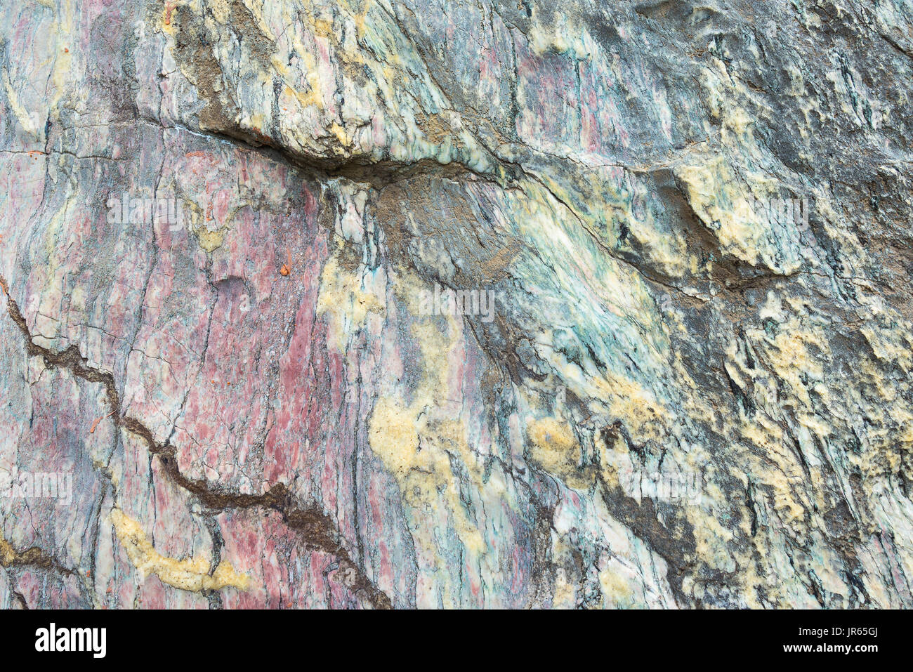 Close up of colorful surface rocheuse, dans le milieu naturel, le motif et la texture. Quartzite blanc métamorphiques fracturées et pliée avec gros rouge Banque D'Images