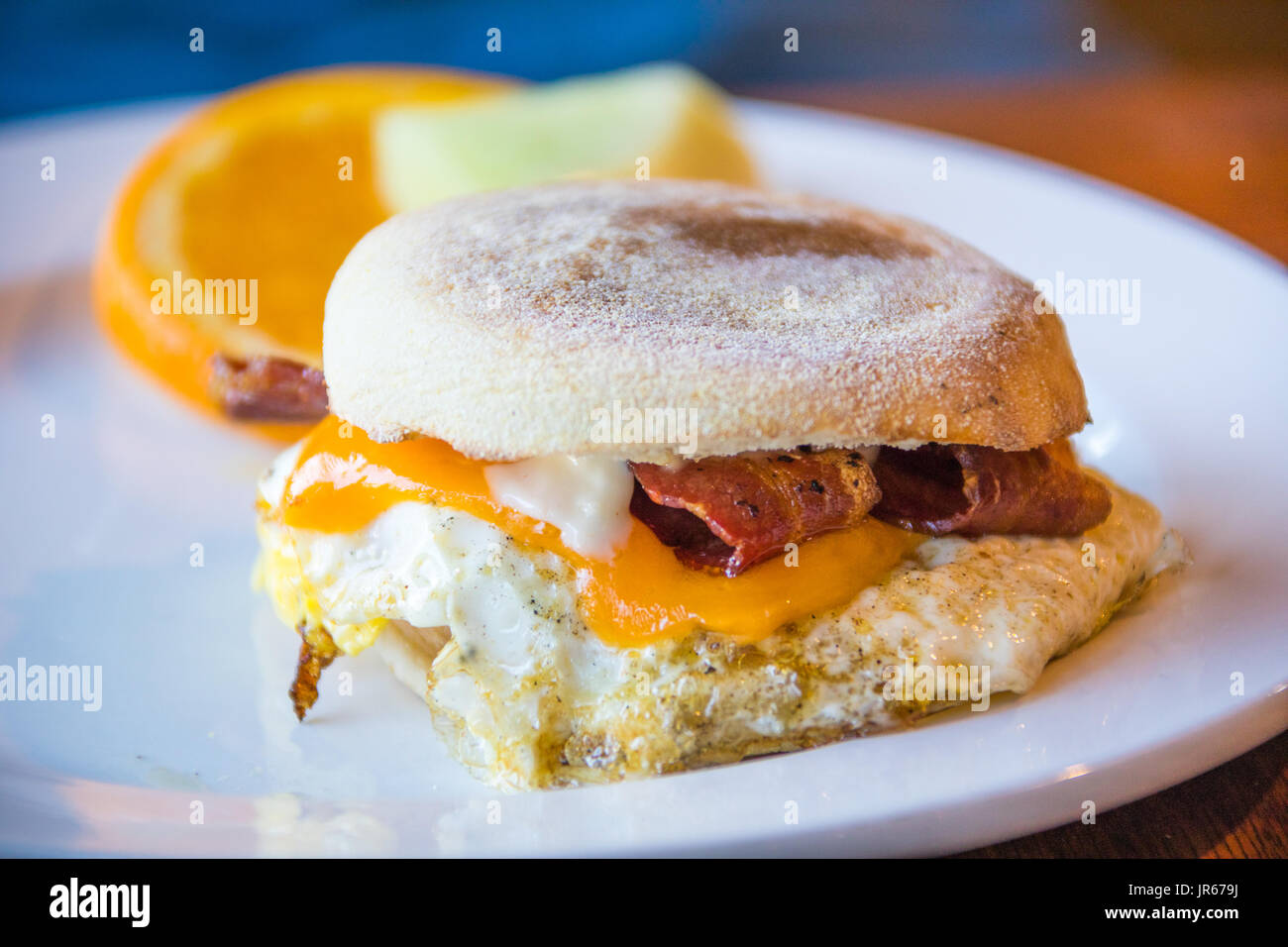 Bacon sandwich œuf et fromage à Wildwood Cafe, Function Junction, Whistler, Canada Banque D'Images