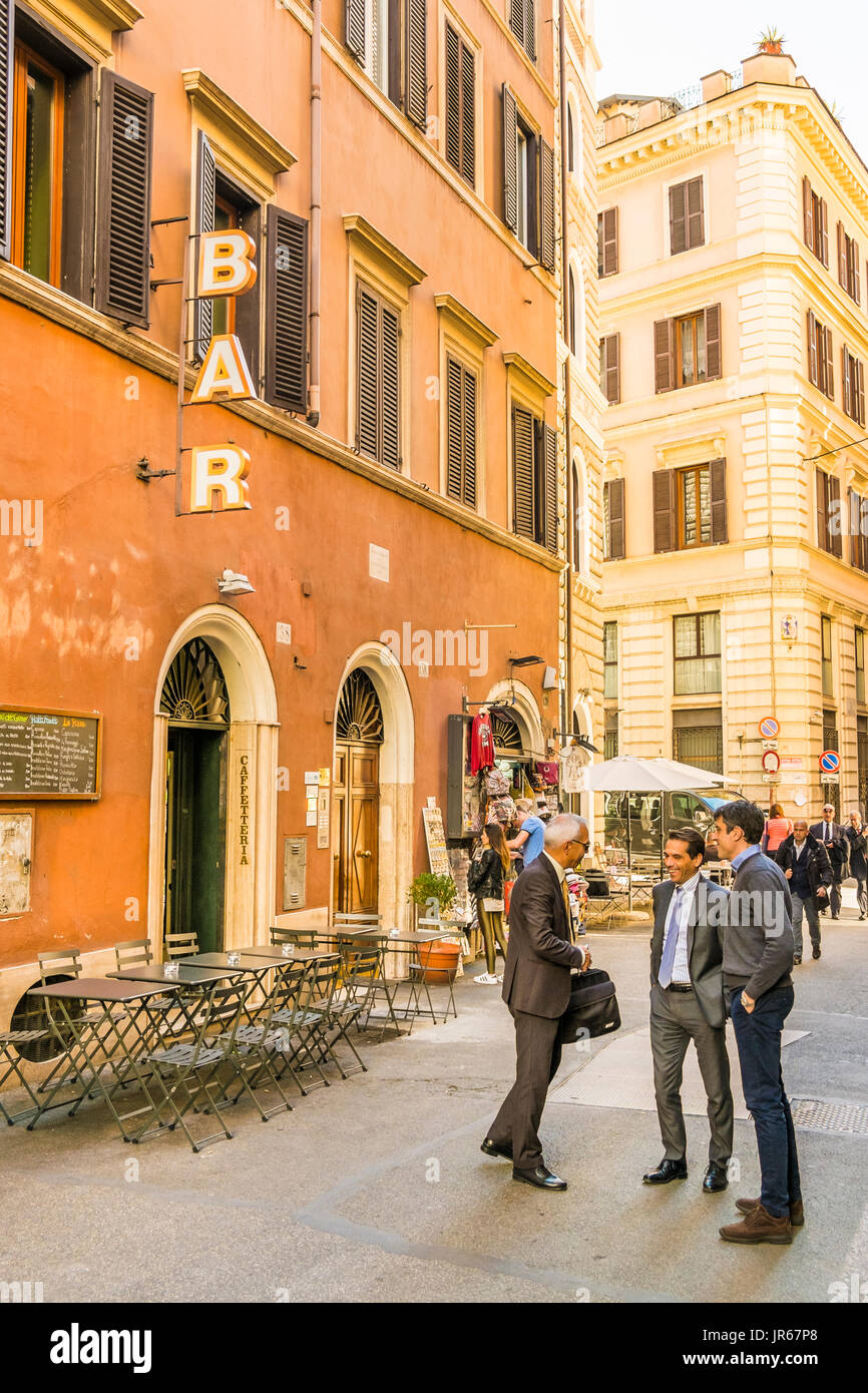Strret scène devant bar dans le centre historique de Rome, Latium, Italie Banque D'Images