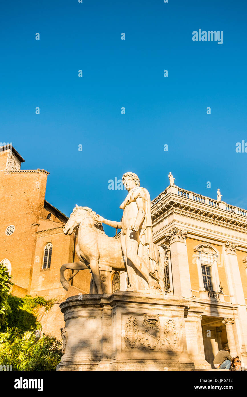 Statue à l'escalier menant à l'captoline les musées, les façades historiques en arrière-plan, Rome, Latium, Italie Banque D'Images