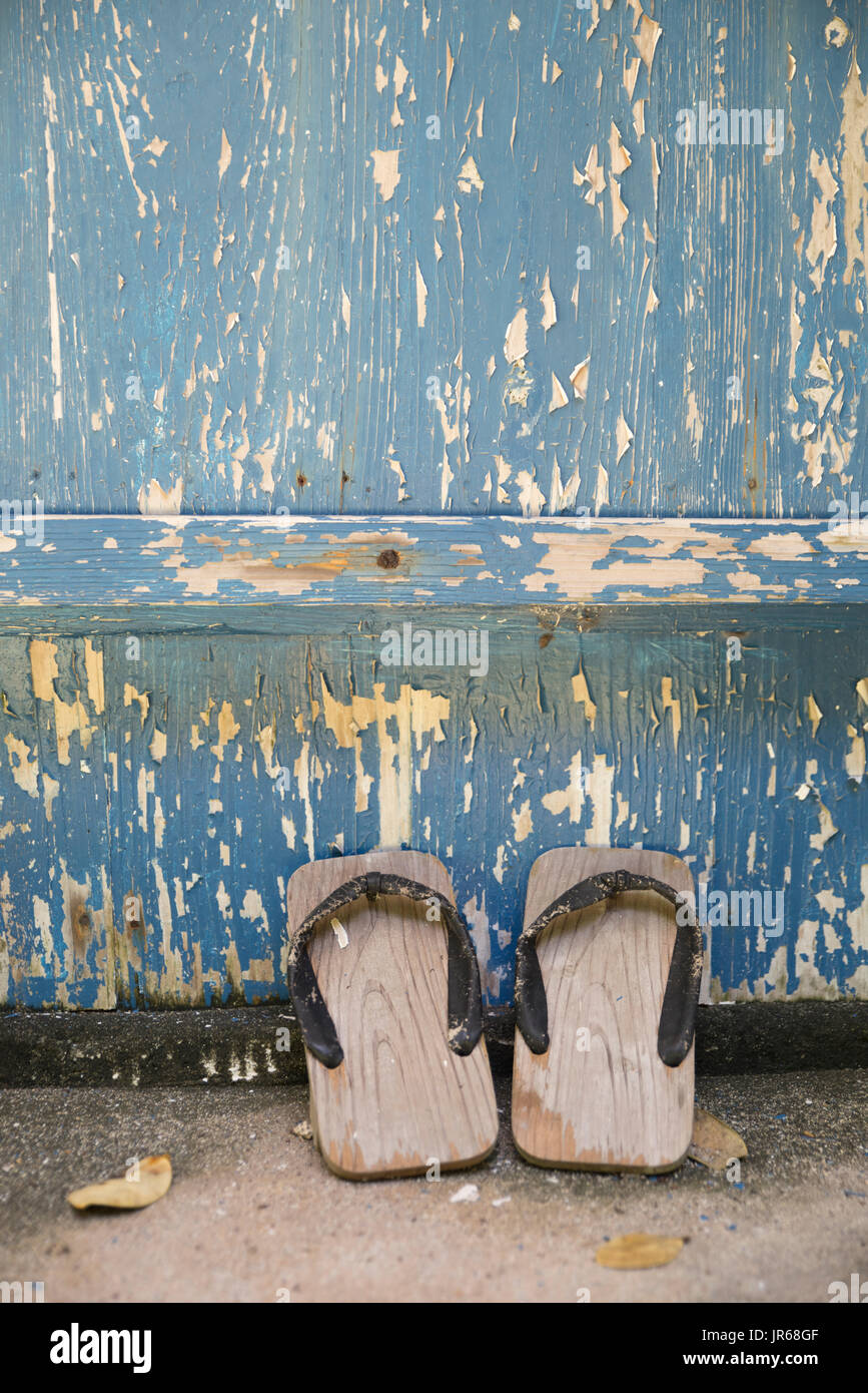 Sandales Geta en dehors d'une maison ancienne dans Village, Bise Motobu, Okinawa, Japon Banque D'Images