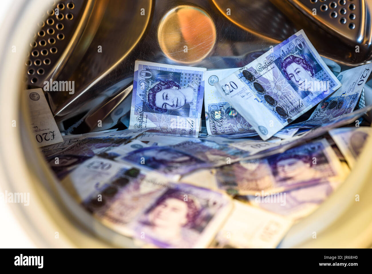 Livres sterling britannique Notes dans un lave-linge. Concept de blanchiment. Banque D'Images