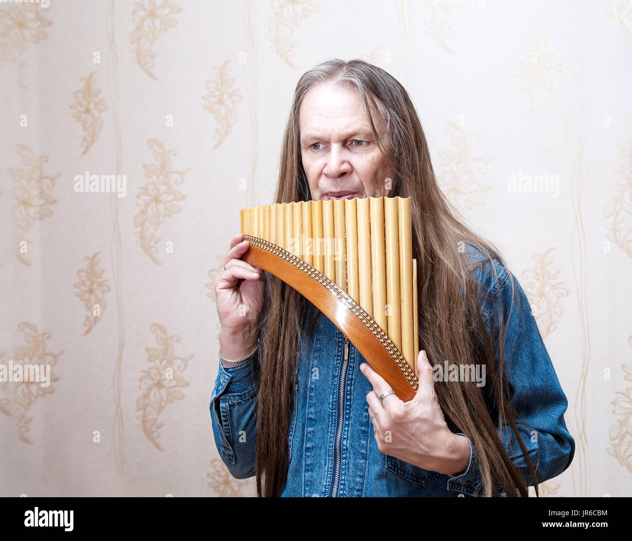Portrait d'un homme jouant de la flûte de pan Banque D'Images
