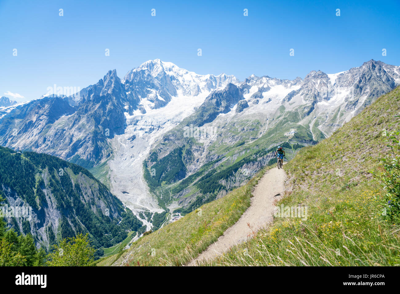 Femme VTT à proximité du Mont Blanc, de la vallée d'Aoste, Suisse Banque D'Images