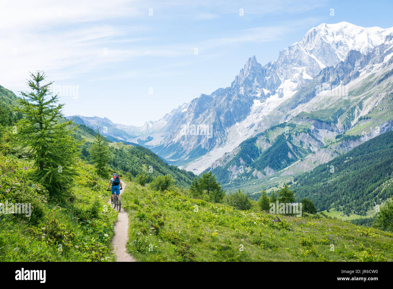 Femme VTT à proximité du Mont Blanc, de la vallée d'Aoste, Suisse Banque D'Images