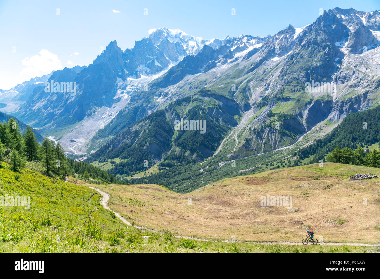 Femme VTT à proximité du Mont Blanc, de la vallée d'Aoste, Suisse Banque D'Images