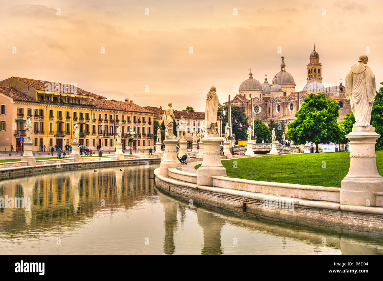 Padova - Prato della Valle square et basilique Santa Giustina - Veneto - Italie Banque D'Images