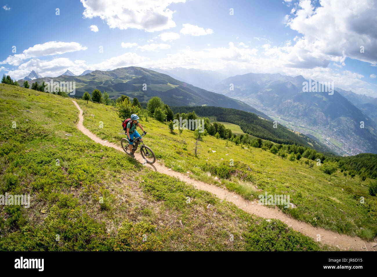 Femme VTT à proximité du Mont Blanc, de la vallée d'Aoste, Suisse Banque D'Images