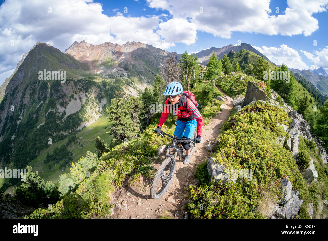 Femme VTT à proximité du Mont Blanc, de la vallée d'Aoste, Suisse Banque D'Images