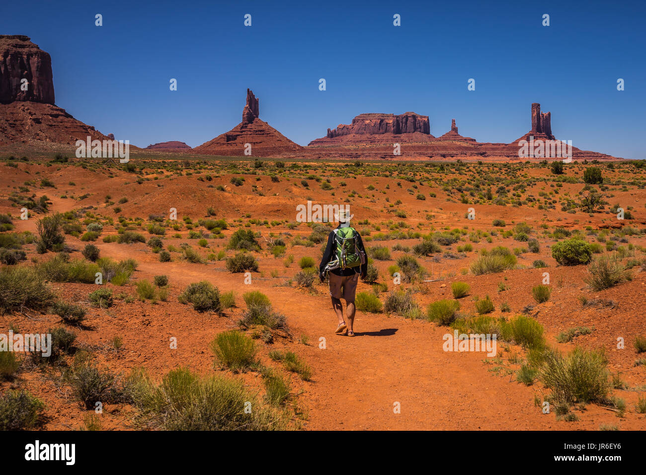 Homme randonnée, West Mitten Butte, Monument Valley, Arizona, États-Unis d'Amérique Banque D'Images